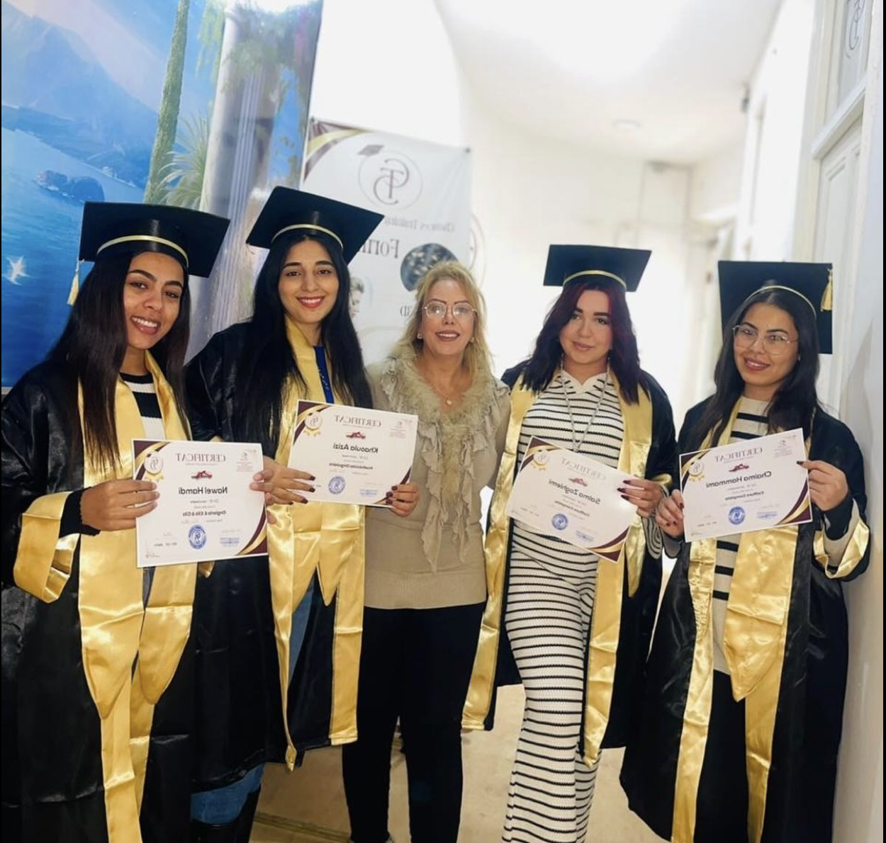 Étudiants tenant leurs certifications